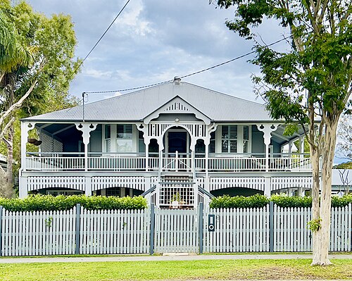 Queenslander (architecture)